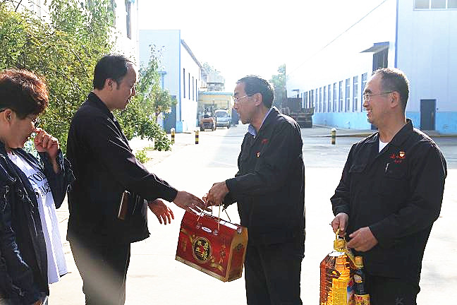 1579399812330053.jpg 壯麗七十年 禮贊勞動(dòng)者 集團(tuán)公司工會(huì)國(guó)慶前夕慰問勞模工匠2.jpg